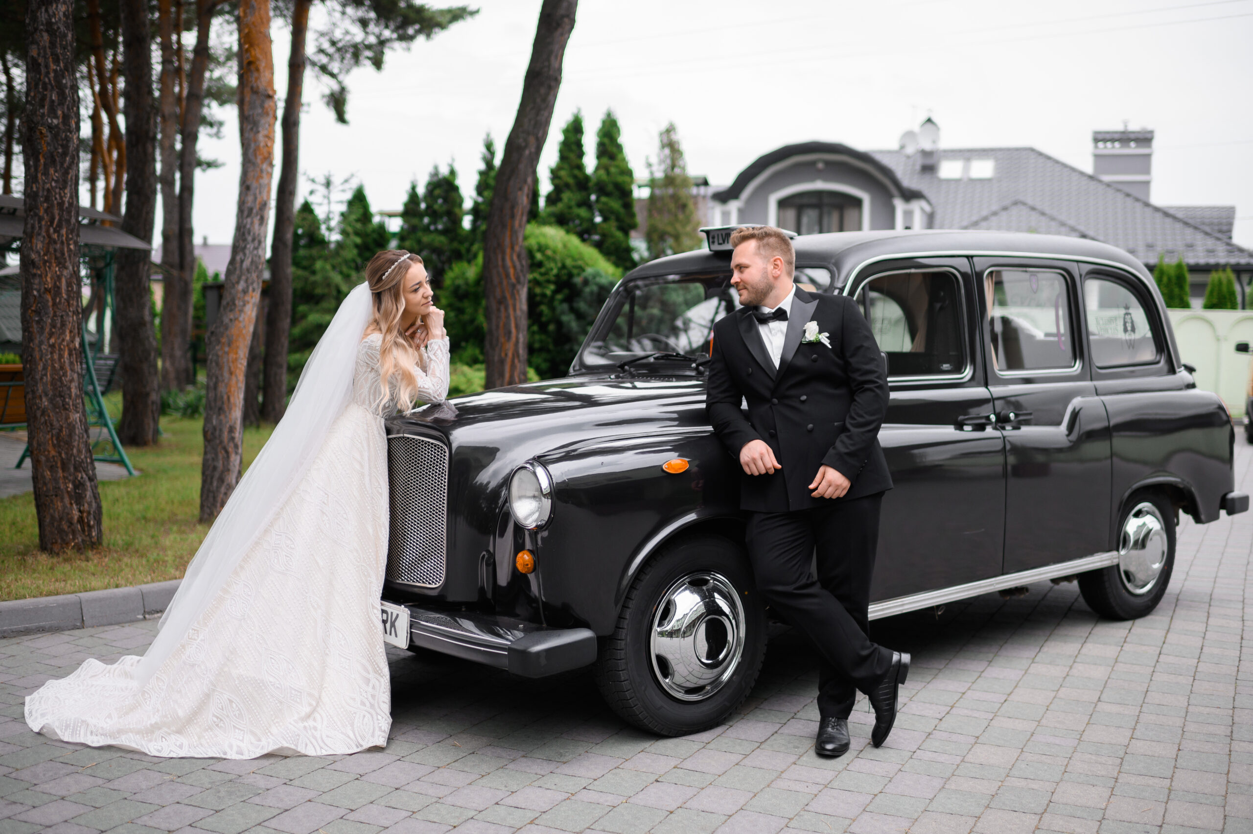 How to Choose the Perfect Luxury Vehicle for Your UAE Wedding